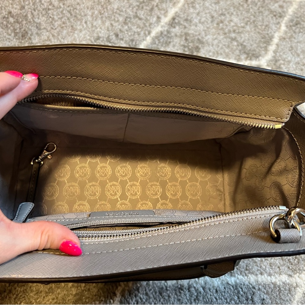 🩶 LIKE NEW 🩶 Michael Kors grey saffiano leather satchel with crossbody strap. - Picture 8 of 12